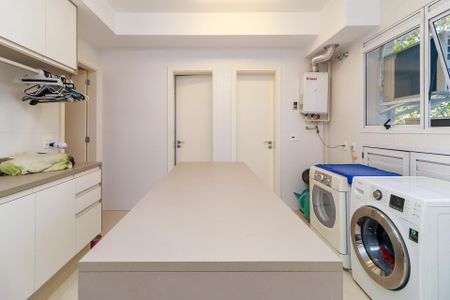 Apartamento à venda com 238m², 4 quartos e 4 vagas Apartamento à venda com 238m², 4 quartos e 4 vagasÁrea de Serviço