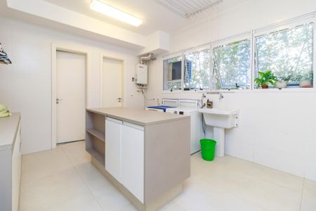 Apartamento à venda com 238m², 4 quartos e 4 vagas Apartamento à venda com 238m², 4 quartos e 4 vagasÁrea de Serviço
