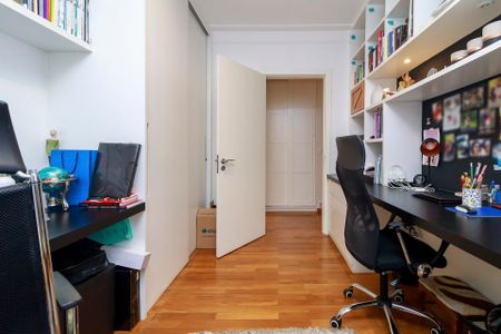 Apartamento à venda com 238m², 4 quartos e 4 vagas Apartamento à venda com 238m², 4 quartos e 4 vagasEscritório