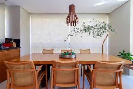 Apartamento à venda com 238m², 4 quartos e 4 vagas Apartamento à venda com 238m², 4 quartos e 4 vagasSala - Varanda