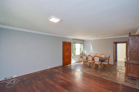 Casa à venda com 4 quartos, 210m² em Jardim Santa Helena, São Paulo