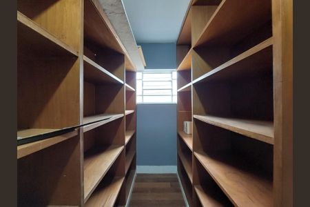 Casa à venda com 210m², 4 quartos e 2 vagas Casa à venda com 210m², 4 quartos e 2 vagasCloset do Quarto 1