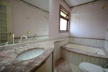 Casa à venda com 800m², 5 quartos e 10 vagasBanheiro da Suíte 2