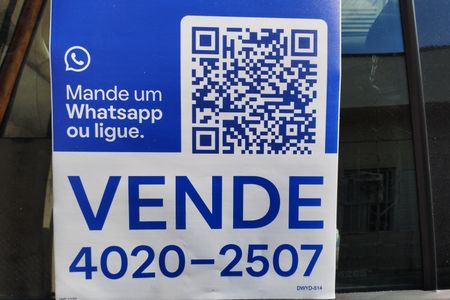 Casa à venda com 210m², 6 quartos e 1 vaga Casa à venda com 210m², 6 quartos e 1 vagaFachada