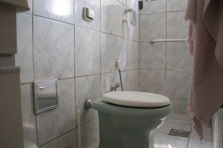 Casa à venda com 305m², 2 quartos e 6 vagas Casa à venda com 305m², 2 quartos e 6 vagasBanheiro Suíte