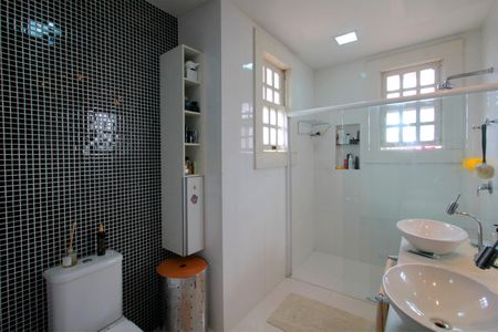 Casa à venda com 397m², 4 quartos e 7 vagasBanheiro da Suíte 1