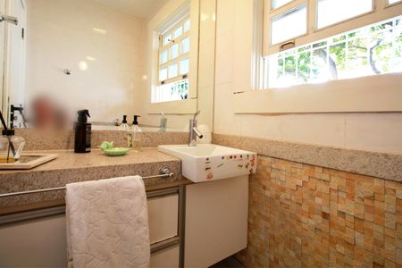 Casa à venda com 397m², 4 quartos e 7 vagasBanheiro da Sala de Estar