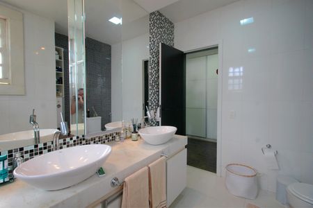 Casa à venda com 397m², 4 quartos e 7 vagasBanheiro da Suíte 1