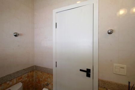 Casa à venda com 397m², 4 quartos e 7 vagasBanheiro da Sala de Estar