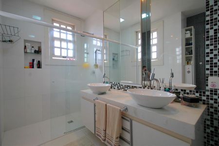 Casa à venda com 397m², 4 quartos e 7 vagasBanheiro da Suíte 1