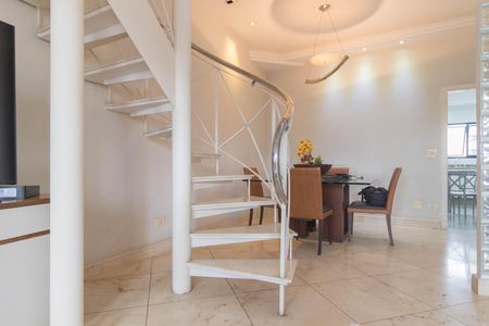 Apartamento à venda com 300m², 3 quartos e 6 vagasEscada