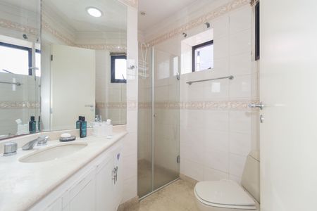 Apartamento à venda com 300m², 3 quartos e 6 vagasBanheiro da Suíte 2