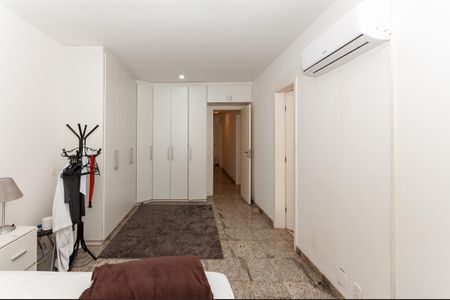 Apartamento à venda com 167m², 3 quartos e 3 vagas Apartamento à venda com 167m², 3 quartos e 3 vagasSuíte