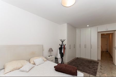 Apartamento à venda com 167m², 3 quartos e 3 vagas Apartamento à venda com 167m², 3 quartos e 3 vagasSuíte