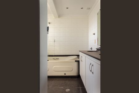 Apartamento à venda com 140m², 3 quartos e 3 vagas Apartamento à venda com 140m², 3 quartos e 3 vagasBanheiro da Suíte 1