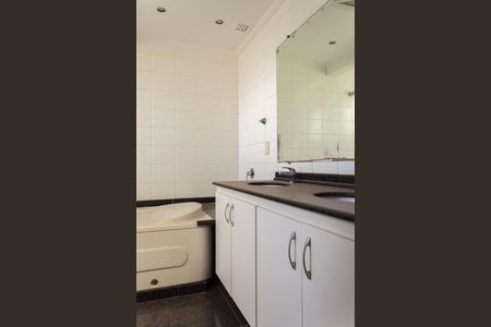 Apartamento à venda com 140m², 3 quartos e 3 vagas Apartamento à venda com 140m², 3 quartos e 3 vagasBanheiro da Suíte 1