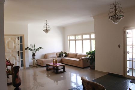 Casa à venda com 320m², 3 quartos e 6 vagasSala