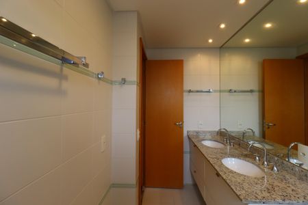 Apartamento à venda com 144m², 3 quartos e 4 vagasBanheiro da Suíte Master