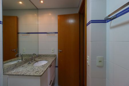 Apartamento à venda com 144m², 3 quartos e 4 vagasBanheiro da Suíte 2
