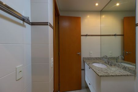 Apartamento à venda com 144m², 3 quartos e 4 vagasBanheiro da Suíte 1