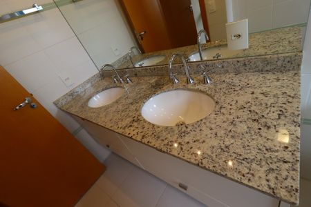 Apartamento à venda com 144m², 3 quartos e 4 vagasBanheiro da Suíte Master - Pia