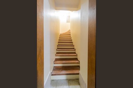 Casa de condomínio para alugar com 317m², 3 quartos e 3 vagasEscada da entrada