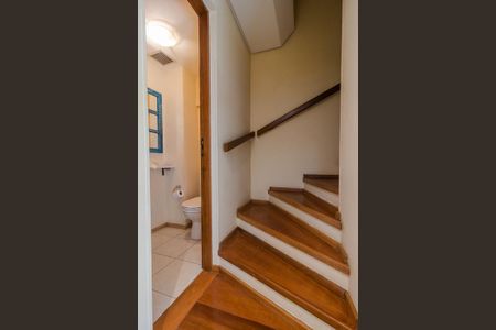 Casa de condomínio para alugar com 317m², 3 quartos e 3 vagasEscada