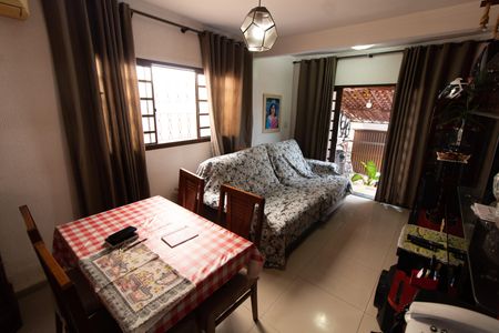 Casa à venda com 147m², 2 quartos e 2 vagasSala