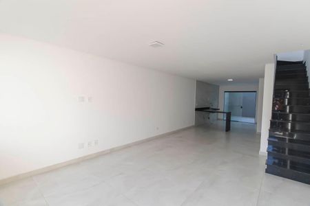 Casa à venda com 117m², 3 quartos e 2 vagasSala