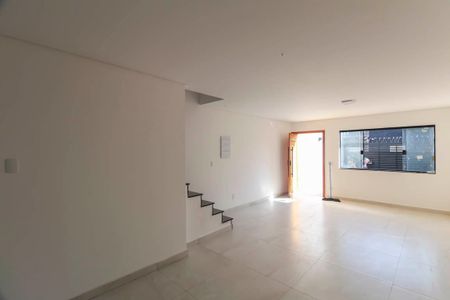 Casa à venda com 117m², 3 quartos e 2 vagasSala