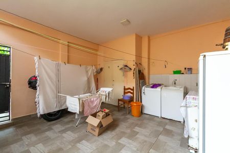 Casa à venda com 240m², 3 quartos e 2 vagasÁrea de Serviço