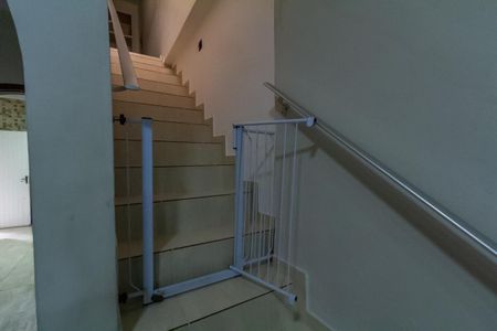 Casa à venda com 240m², 3 quartos e 2 vagasEscada