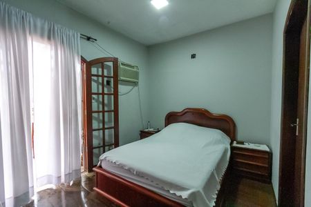 Casa à venda com 240m², 3 quartos e 2 vagasSuíte