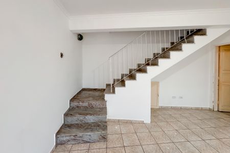Casa à venda com 160m², 2 quartos e 1 vaga Casa à venda com 160m², 2 quartos e 1 vagaEscada