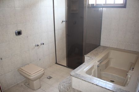 Casa à venda com 360m², 6 quartos e 6 vagasBanheiro da Suíte 2