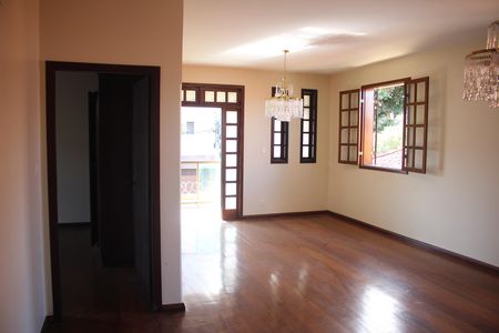 Casa à venda com 360m², 6 quartos e 6 vagasSala