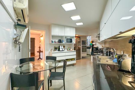 Apartamento à venda com 510m², 7 quartos e 4 vagasCozinha 02