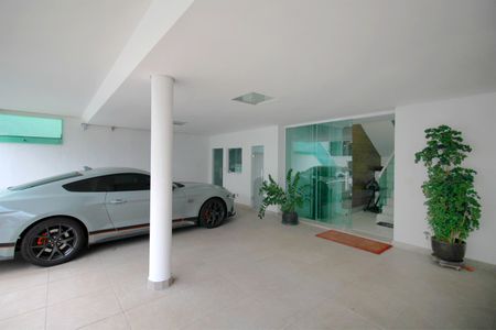 Casa à venda com 221m², 2 quartos e 4 vagasGaragem