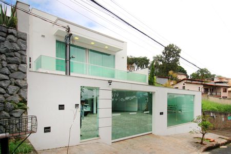 Casa à venda com 221m², 2 quartos e 4 vagasFachada