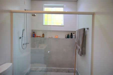 Casa à venda com 221m², 2 quartos e 4 vagasBanheiro da Suíte 1