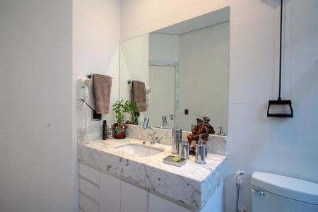 Casa à venda com 221m², 2 quartos e 4 vagasBanheiro da Suíte 1