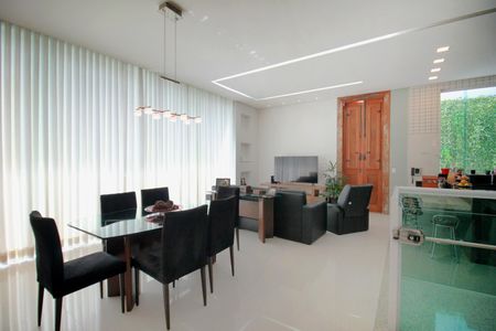 Casa à venda com 221m², 2 quartos e 4 vagasSala