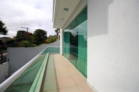 Casa à venda com 221m², 2 quartos e 4 vagasVaranda