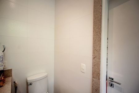 Casa à venda com 221m², 2 quartos e 4 vagasBanheiro da Suíte 2