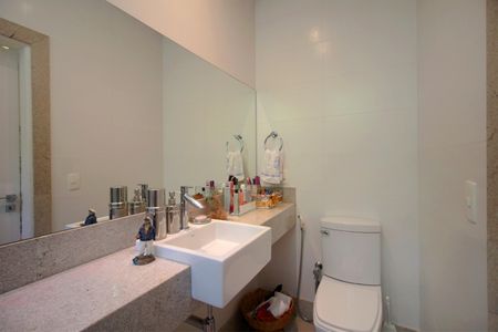 Casa à venda com 221m², 2 quartos e 4 vagasBanheiro da Suíte 2