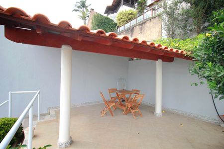 Casa à venda com 221m², 2 quartos e 4 vagasQuintal