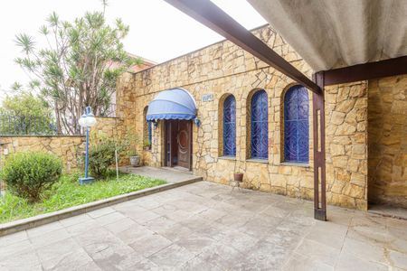 Casa à venda com 400m², 2 quartos e 2 vagas Casa à venda com 400m², 2 quartos e 2 vagasFachada