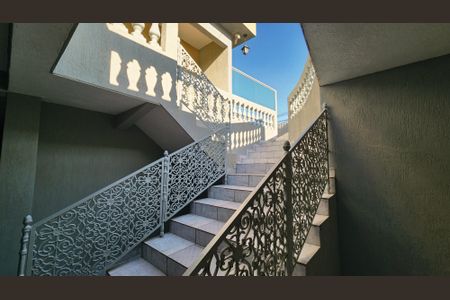 Casa à venda com 121m², 3 quartos e 4 vagas Casa à venda com 121m², 3 quartos e 4 vagasEscada