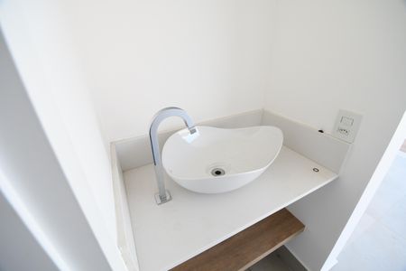 Casa de condomínio à venda com 360m², 3 quartos e 4 vagasBanheiro de serviço