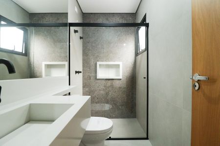 Casa à venda com 220m², 3 quartos e 4 vagasBanheiro da Suíte 2